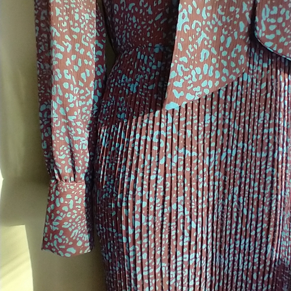 POLY PLEATED SECRETARY DRESS - Picture 9 of 11